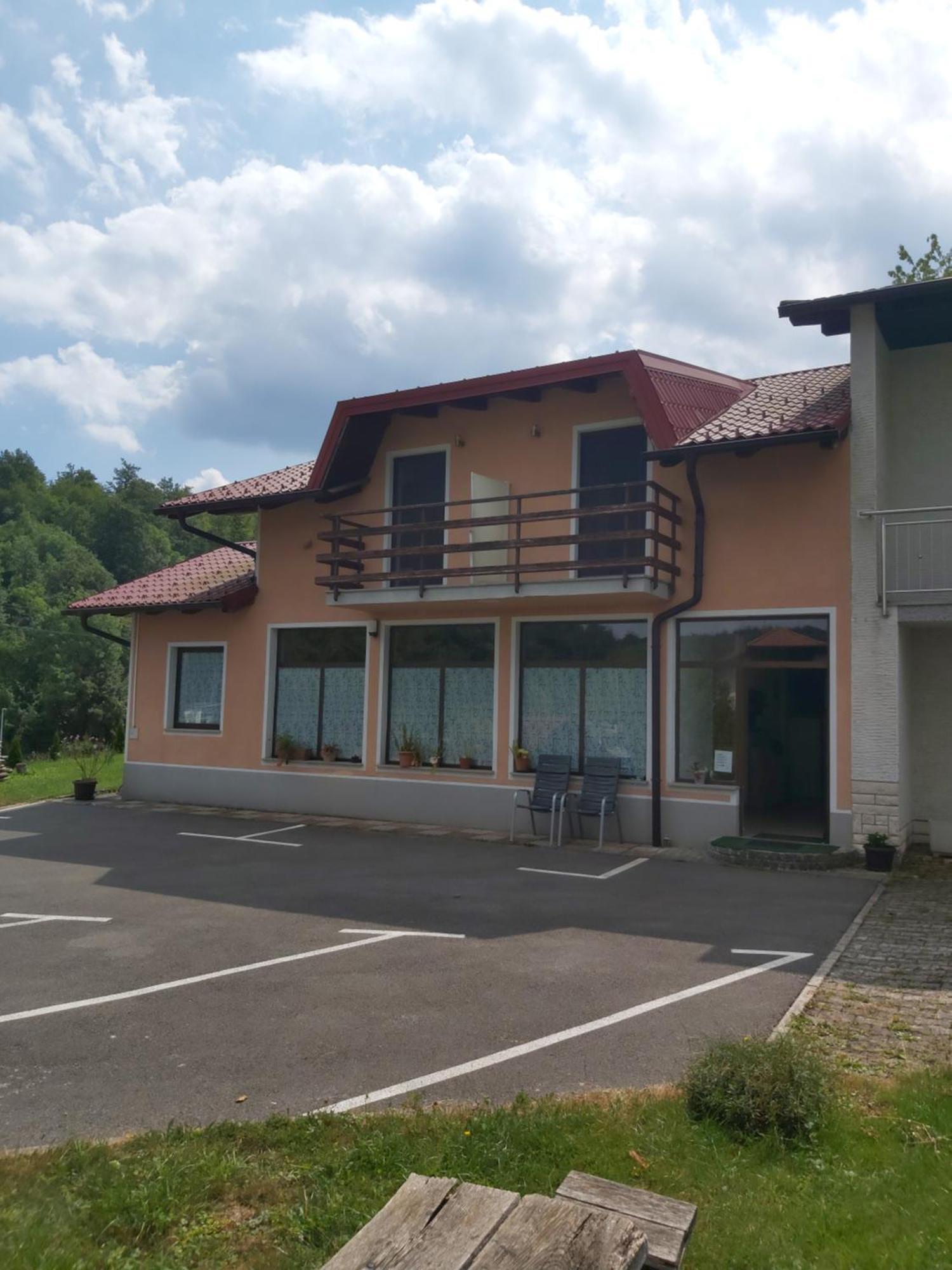 Rooms Zagon โพสโตยนา ภายนอก รูปภาพ